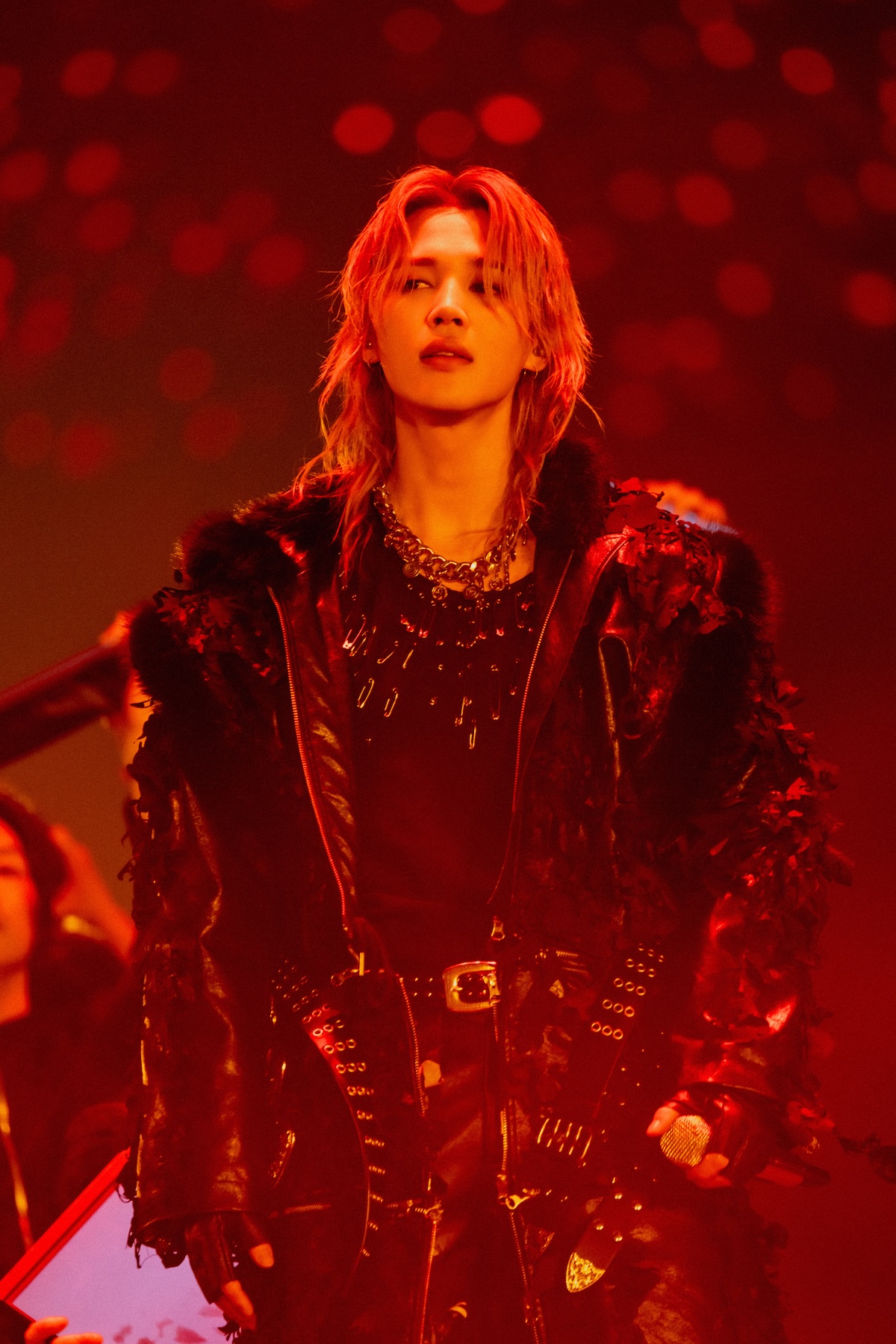 妖艶な表情を浮かべるBTSのJimin。