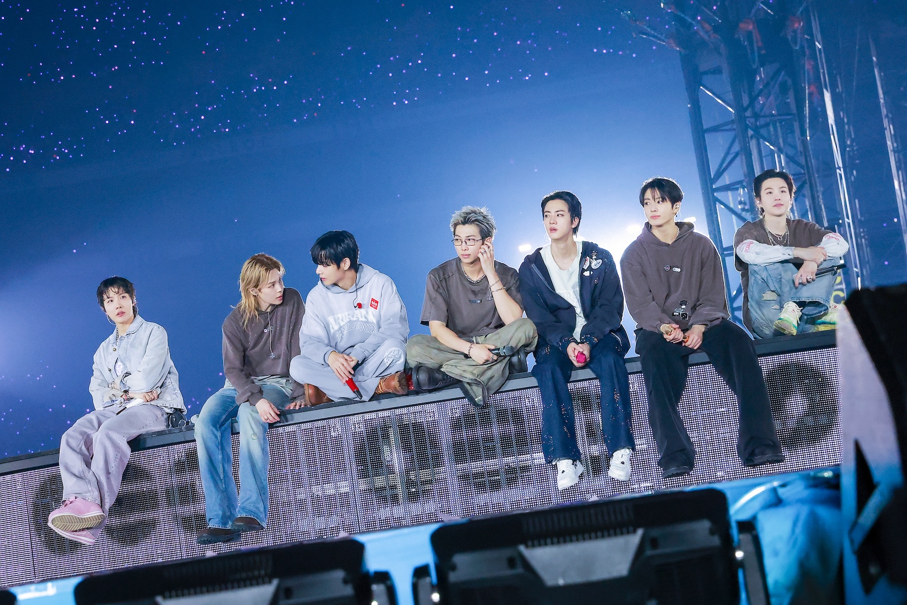 ステージに並んで腰掛けるBTSの7人