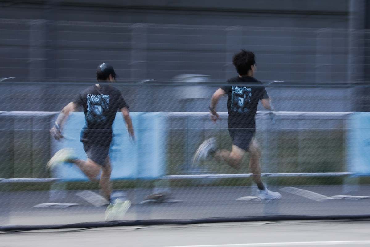 タイムを稼げる直線コースを走る2人。
