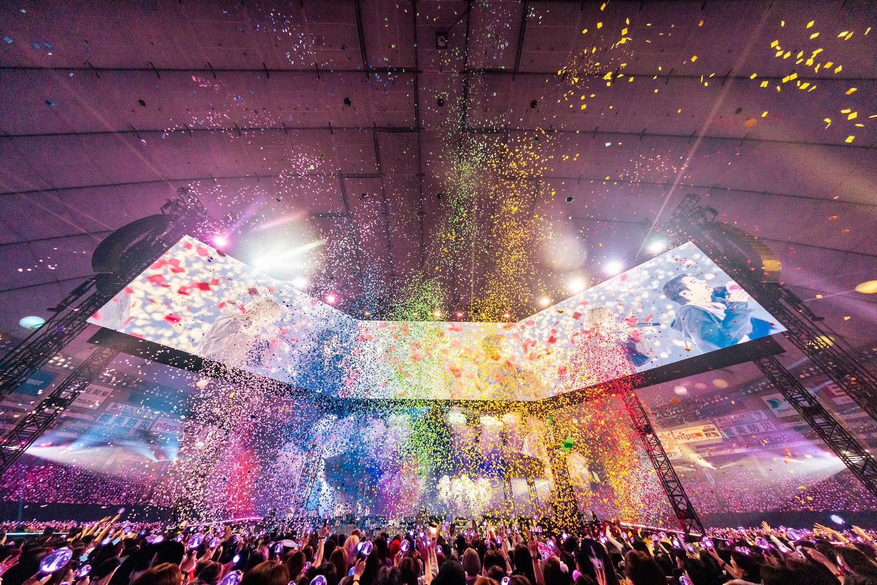 7色の光で包まれたBTSの東京ドーム。