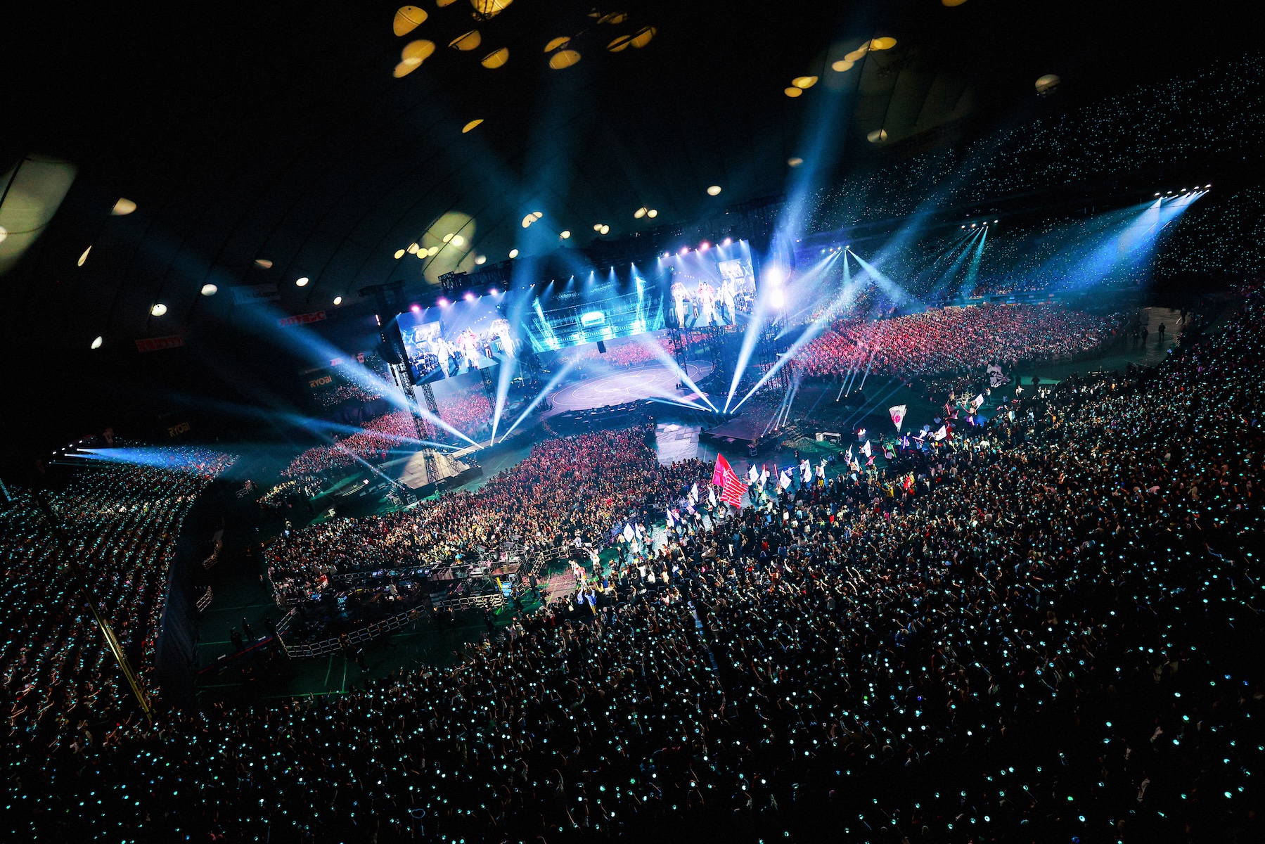 BTS東京ドーム公演を上から見た様子。ステージは客席との境界を限りなく曖昧にした360度の作り。