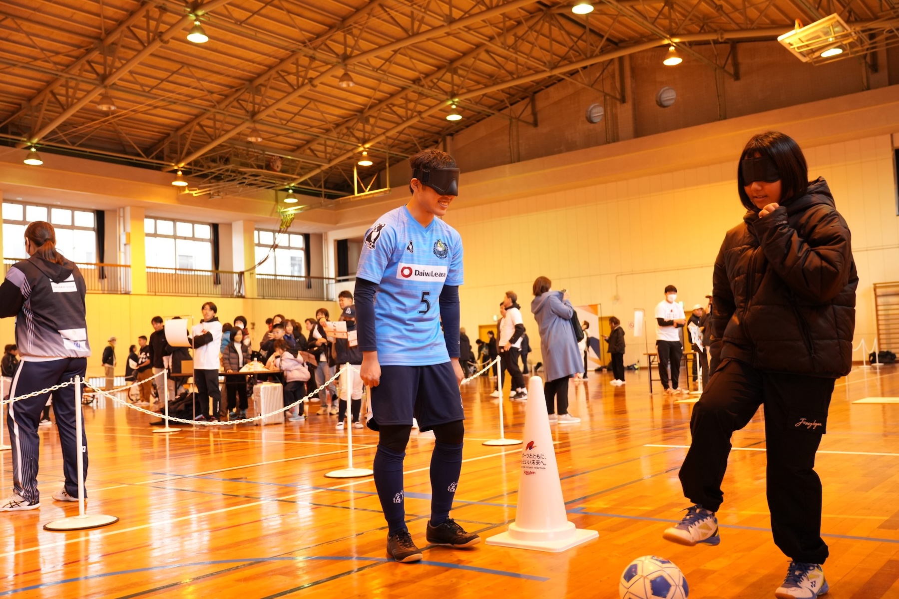 楽天による「パラスポ体験パーク」でのブラインドサッカー体験の様子。