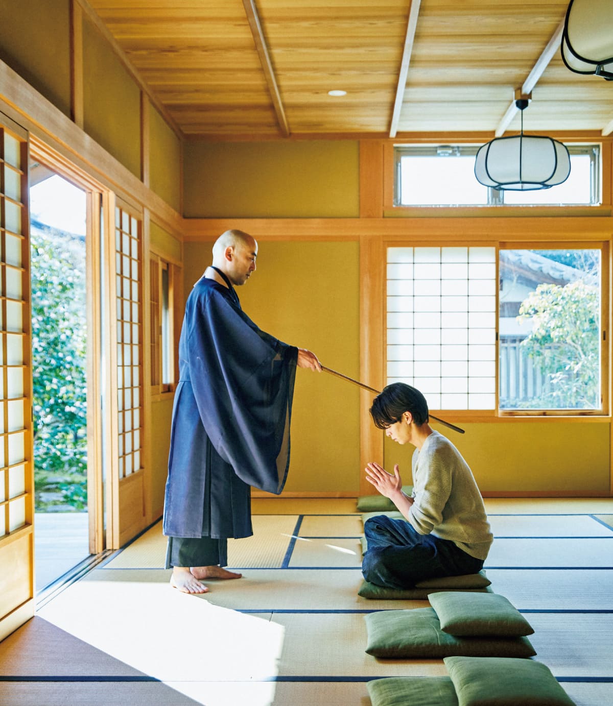 坐禅を組んでいる様子