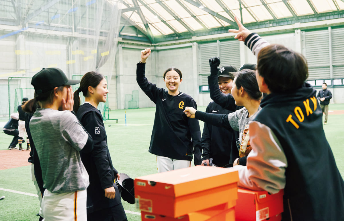 女子選手が集まっている様子