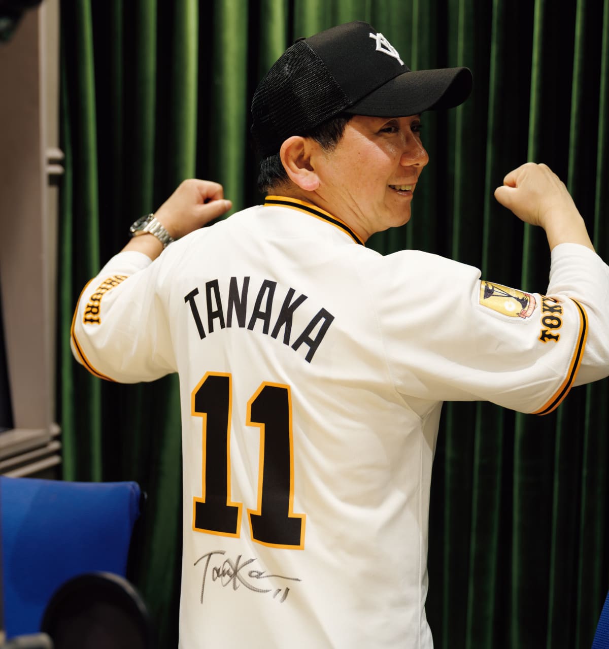 田中将大投手のサイン入りユニフォームを着用した田中裕二さん