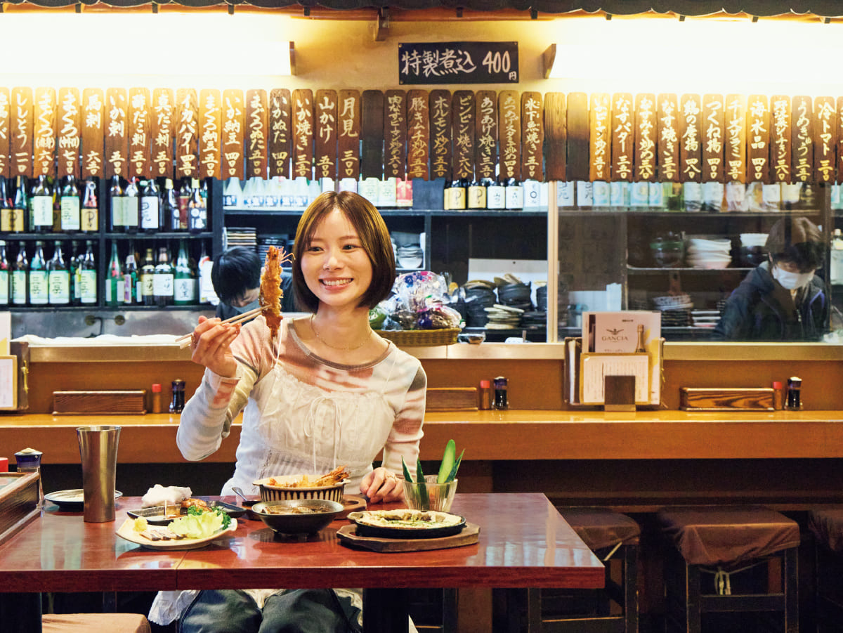 朝日奈央さんが居酒屋でエビフライを持っている画像