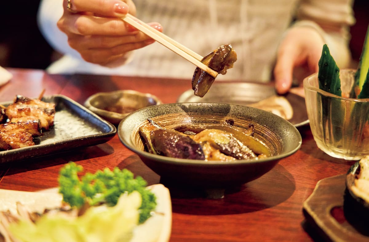 茄子味噌炒めをもつ写真