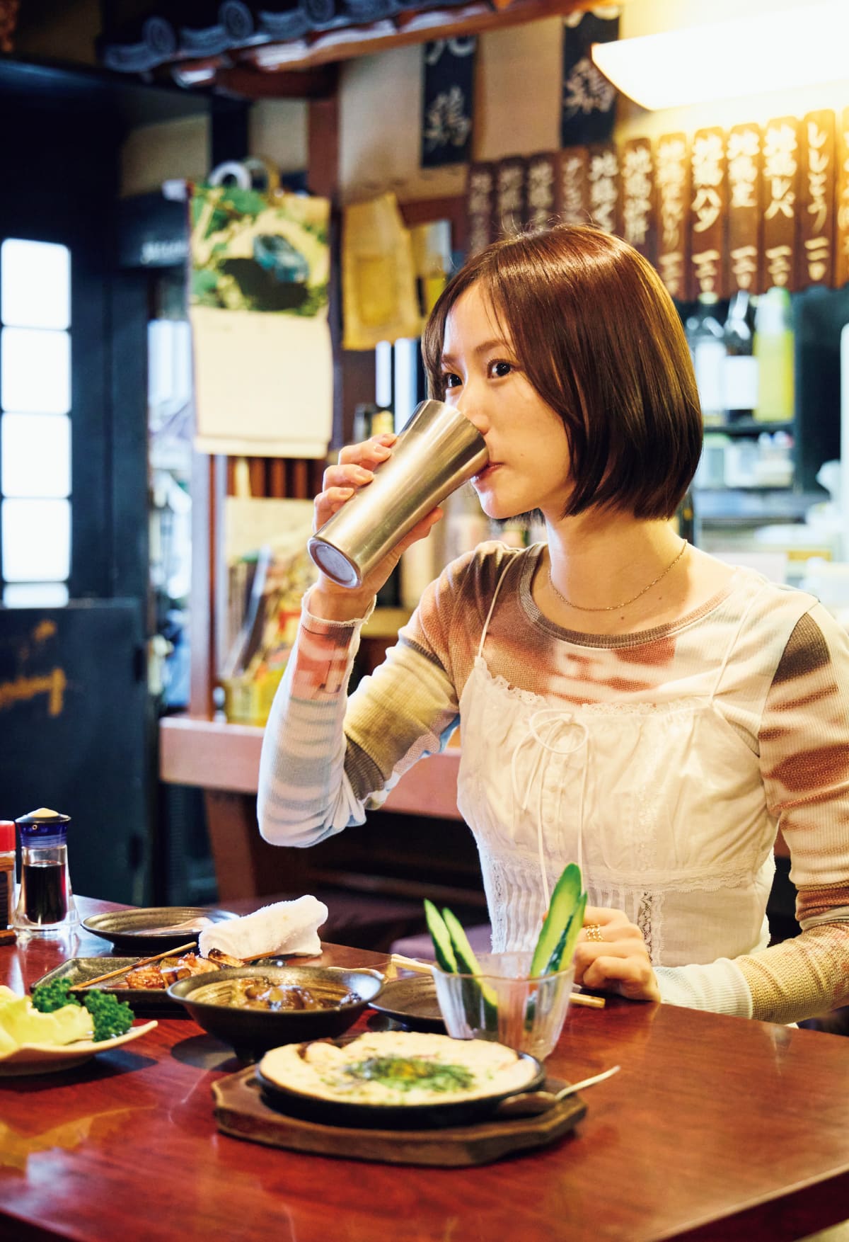 朝日奈央さんがハイボールを片手に飲む画像