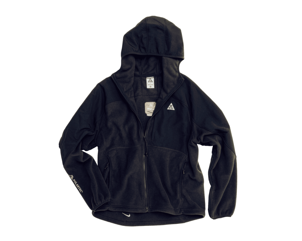 NIKE ACG〉のフリースジャケットは、どんな動きにも応える。