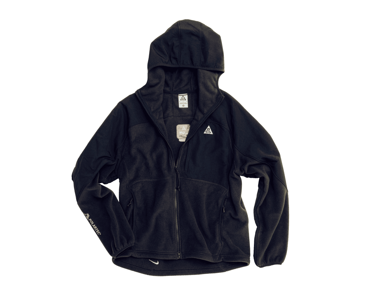 〈NIKE ACG〉のフリースジャケットは、どんな動きにも応える。