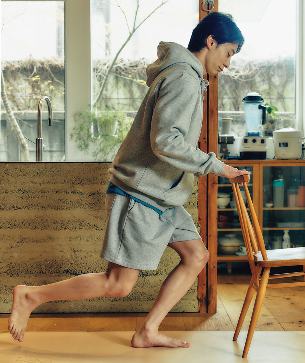 スケータースクワットをしている入江陵介さん