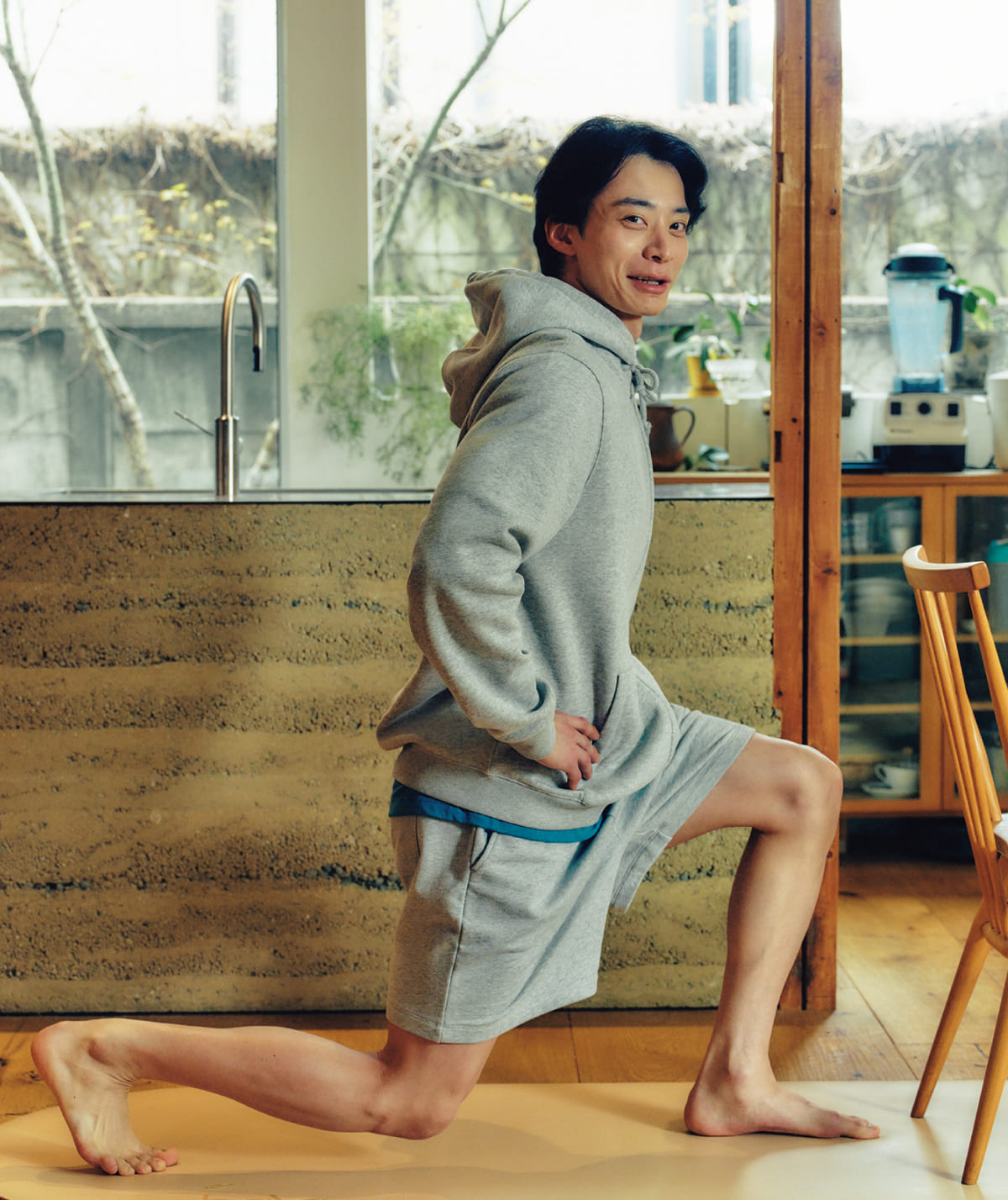 バックステップランジをしている入江陵介さん