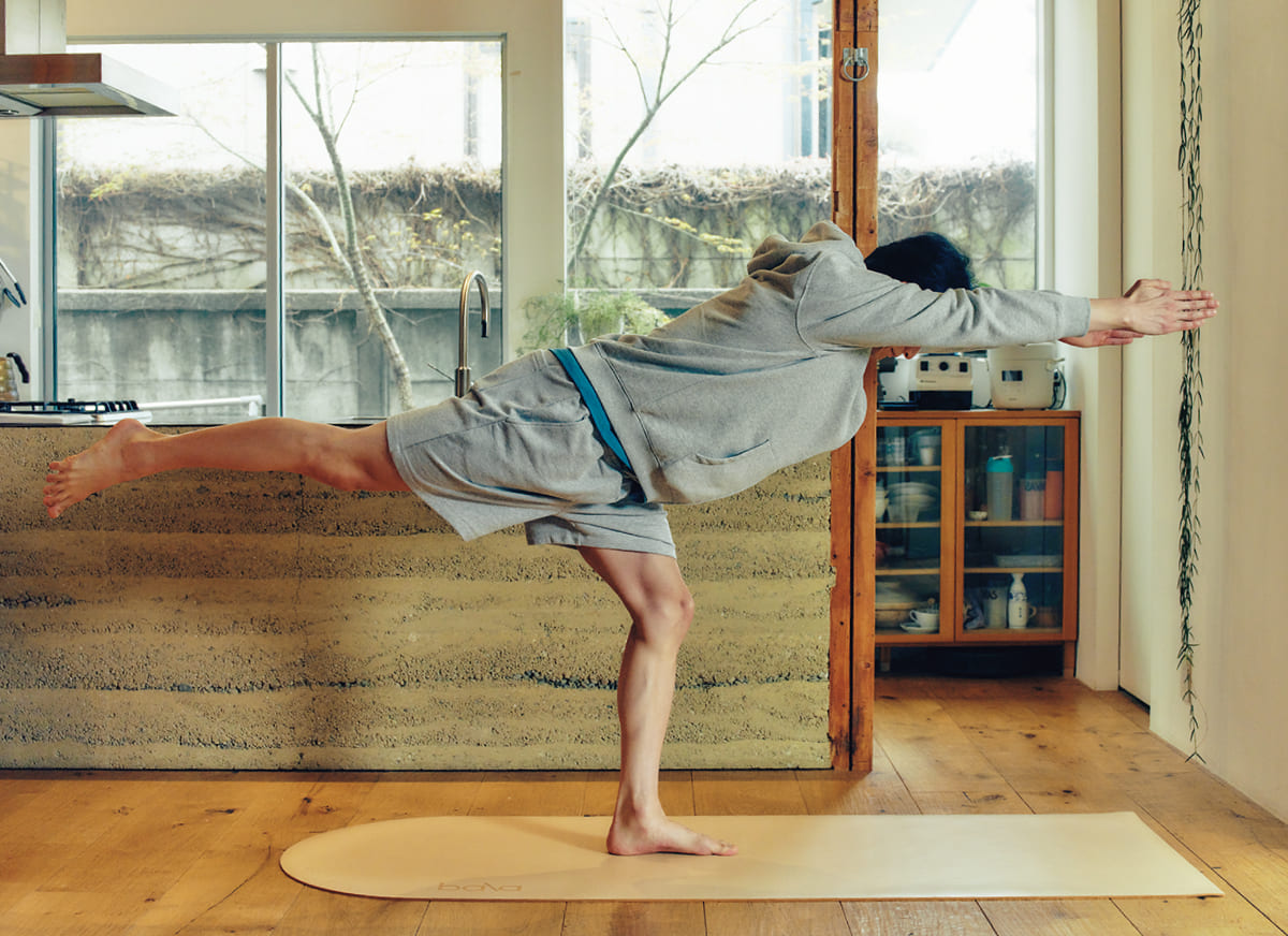 シングルレッグスティッフレッグ デッドリフト&リーチしている入江陵介さん