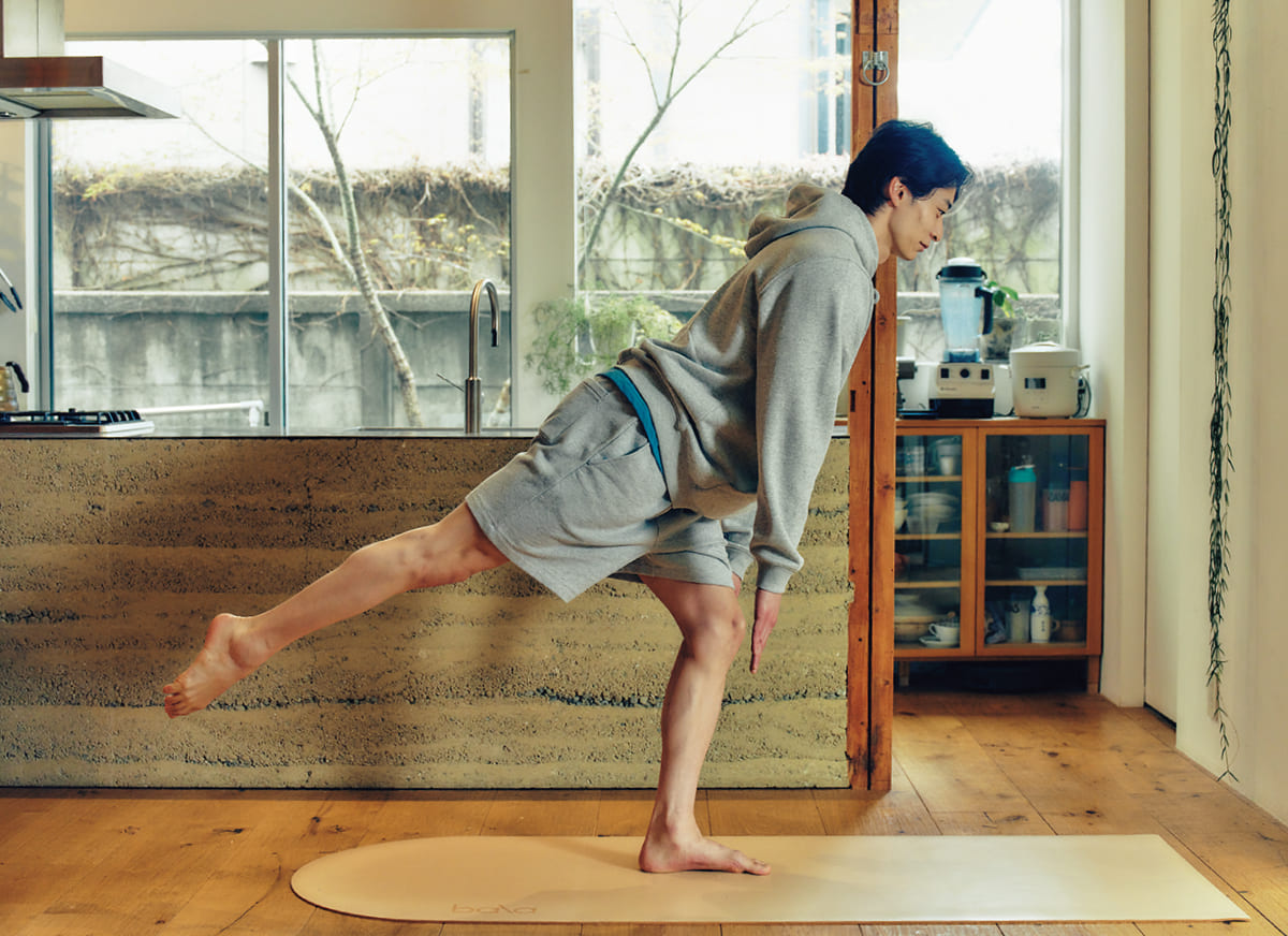 シングルレッグスティッフレッグデッドリフト（トップハーフ）をしている入江陵介さん