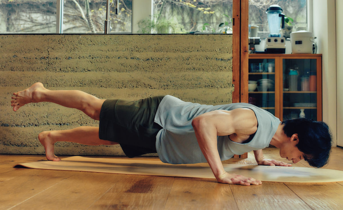 ワンレッグプッシュアップしている入江陵介さん