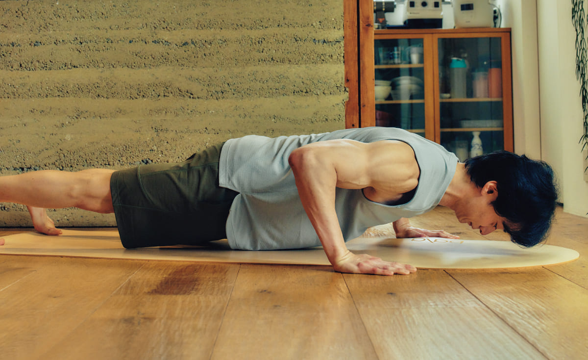 プッシュアップしている入江陵介さん