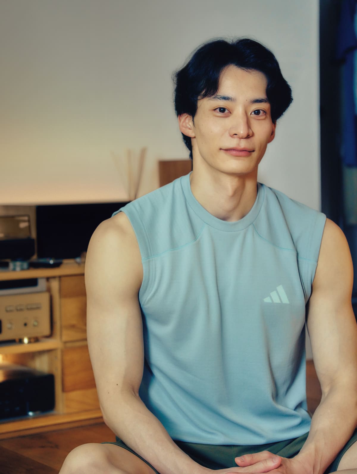 入江陵介さんの上半身アップ