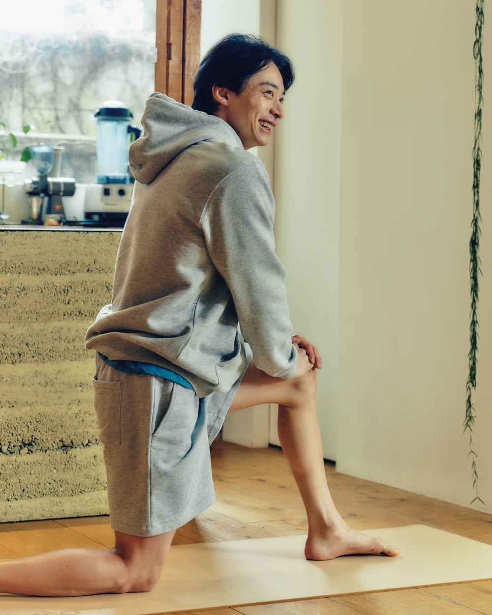 水泳・入江陵介さんが実演する時短自宅トレ。