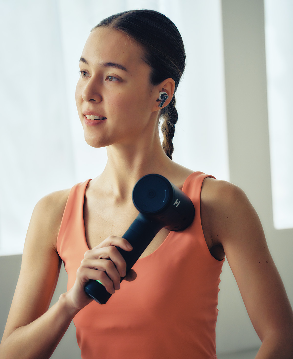 〈Hyperice〉のマッサージガン、《Hypervolt 3 Pro》。驚くほどの静音運転