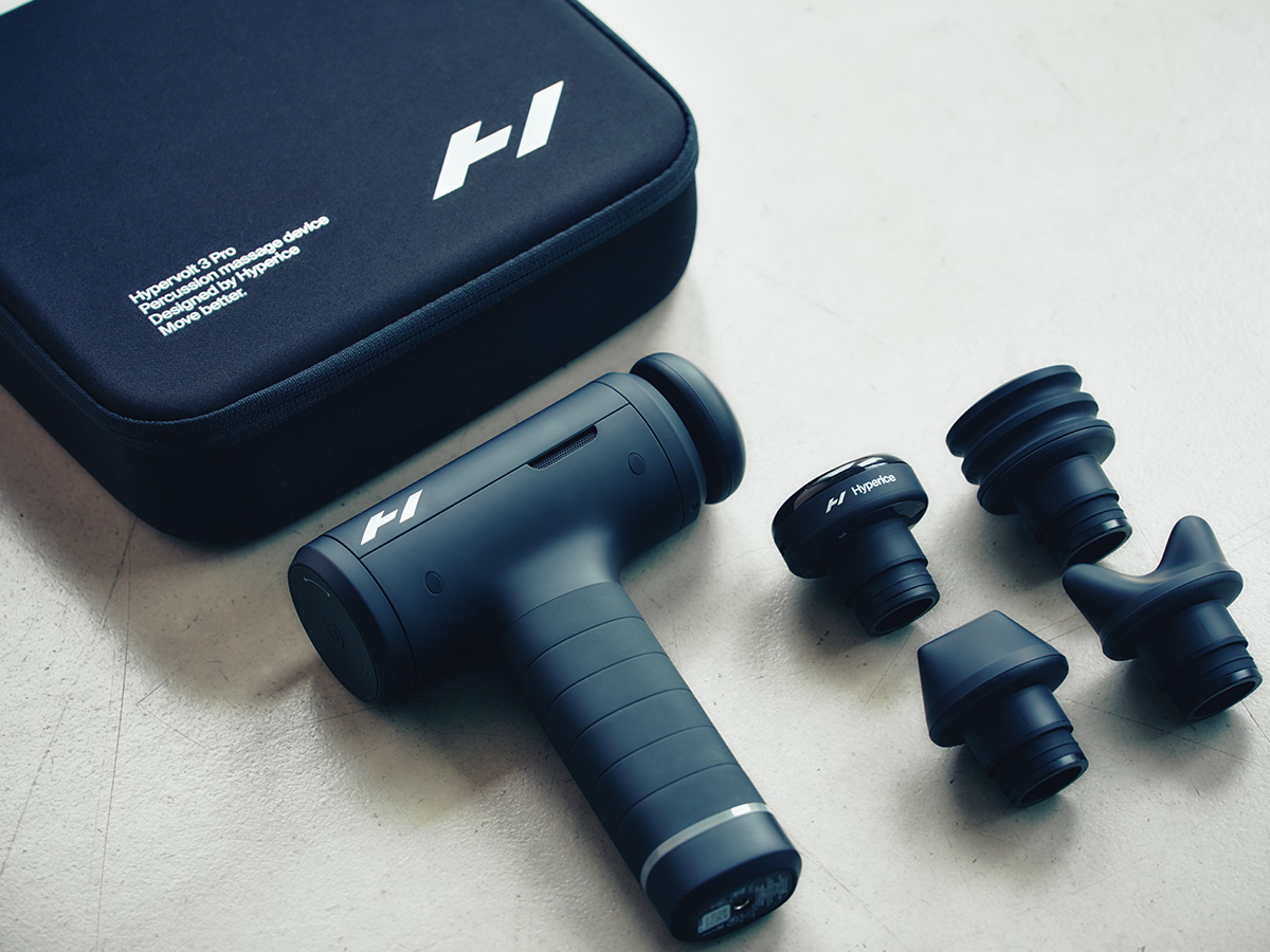 〈Hyperice〉のマッサージガン、《Hypervolt 3 Pro》