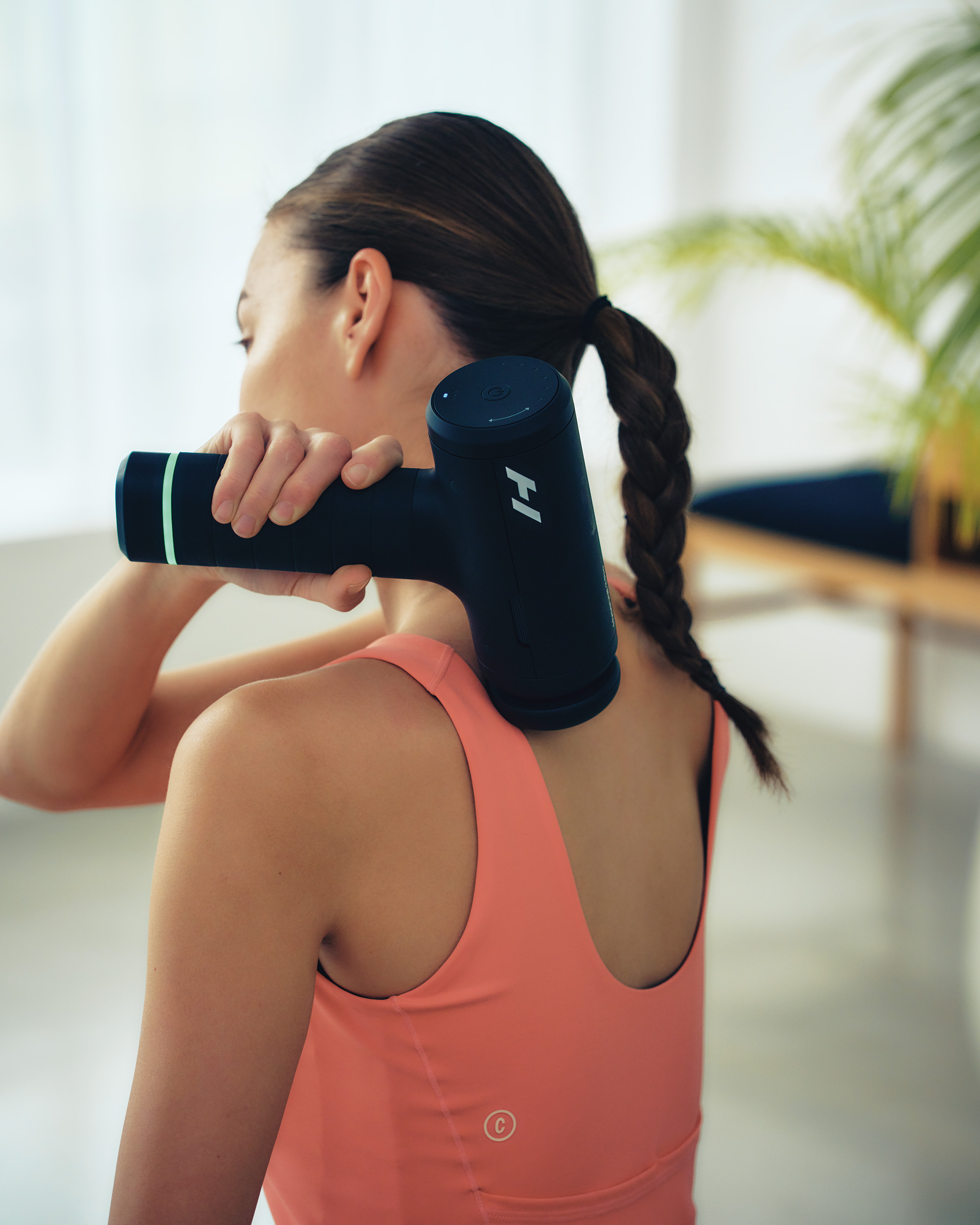 [PR]フィエルド花が整える。ボディケアの新定番〈ハイパーアイス〉のマッサージガン《Hypervolt 3 Pro》。