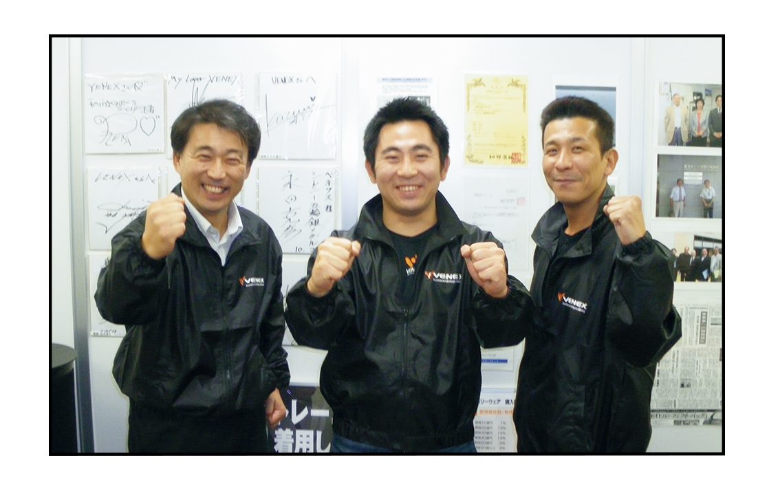 代表の中村太一さん(写真中央)・片野秀樹さん(写真左)、星繁信さん(写真右)と起業したのが〈ベネクス〉創業当時の写真