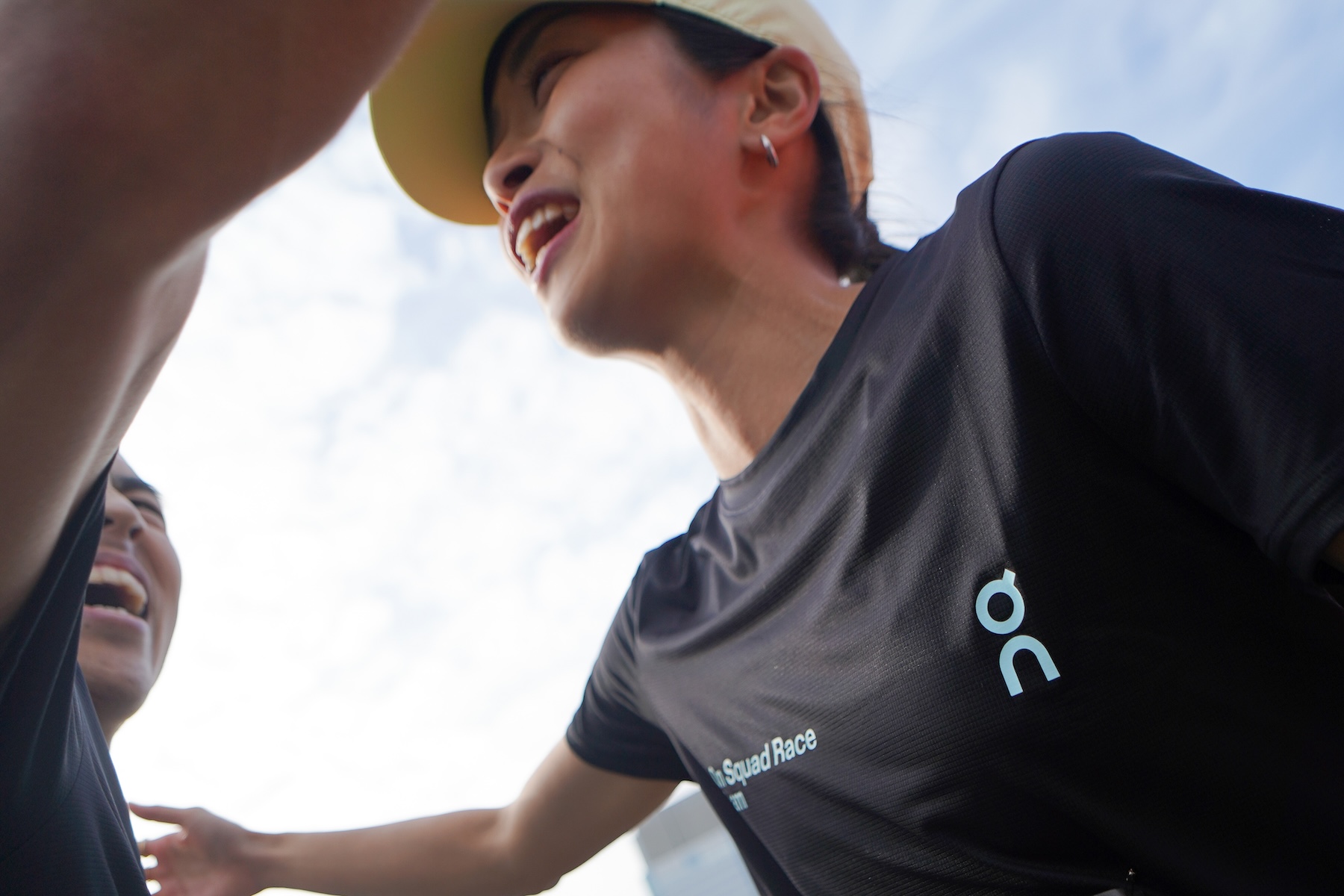 健闘を讃えあう「Track Beat A」のメンバー。