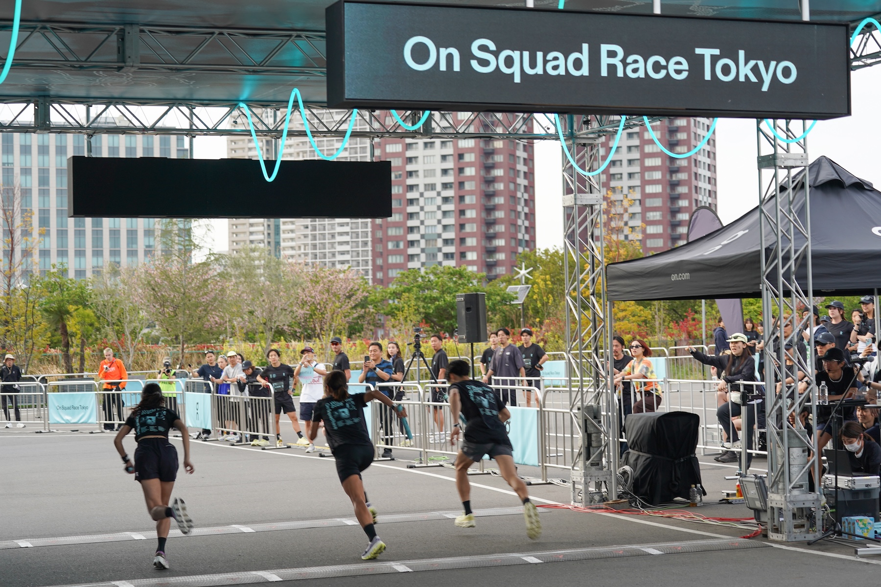 緊張感が漂うスタートの瞬間。頭上には「On Squad Race Tokyo」の文字