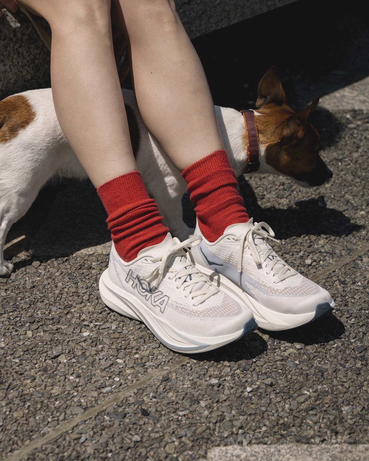 〈HOKA〉の《Mach 7》アラバスター／ソアリング ブルー