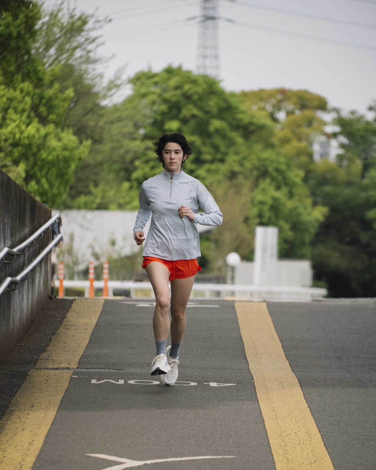 〈HOKA〉の《Mach 7》を履いて走る道木マヤさん