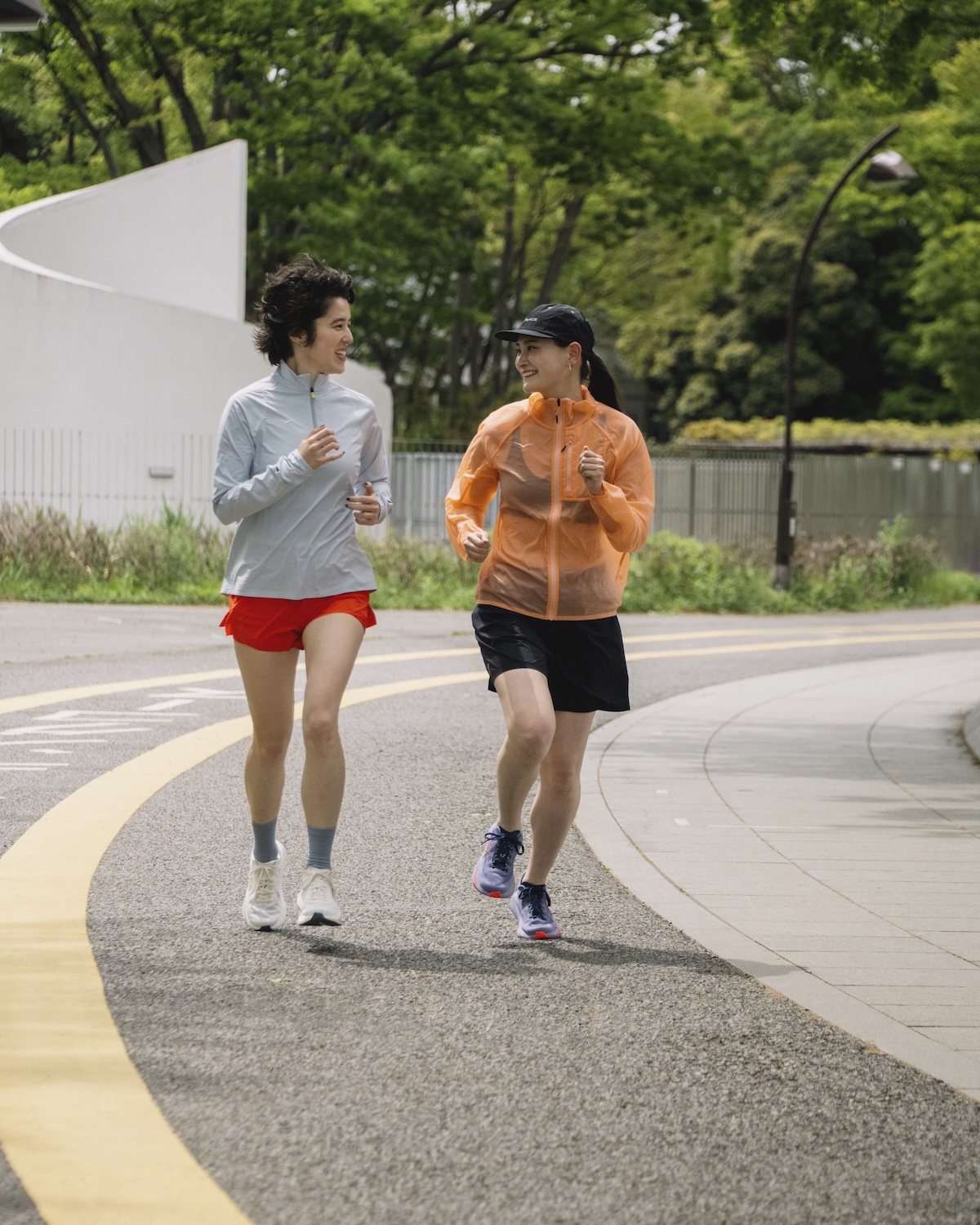〈HOKA〉の《Mach 7》を履いて走る道木まやさんと池田奈穂さん