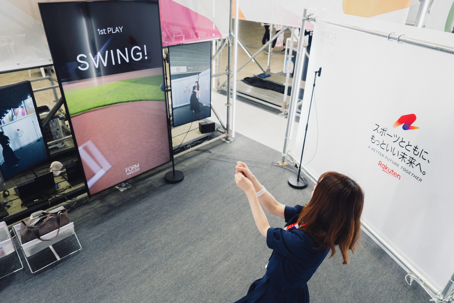 楽天グループが行う、野球のスイングをカメラで読み込み、AIが解析する機能の体験の様子。