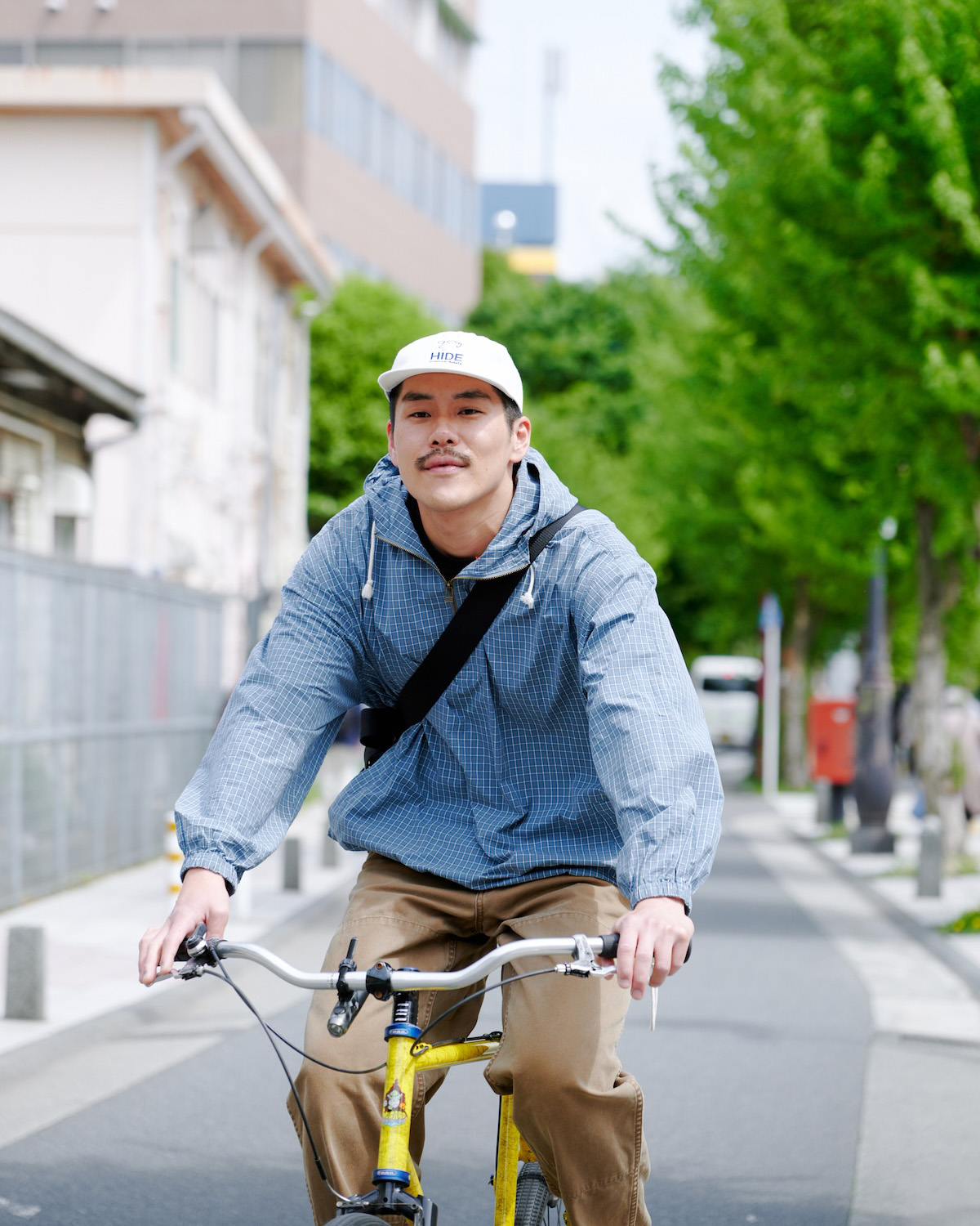 自転車の乗っている草原さん