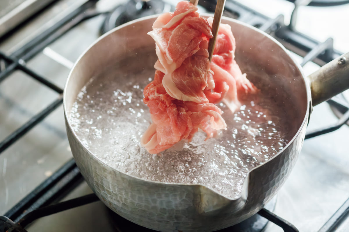 お鍋に豚肉を入れる