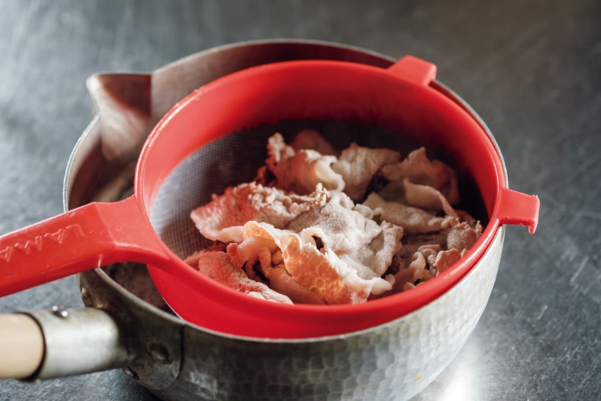 豚肉を取り出して冷ましている様子