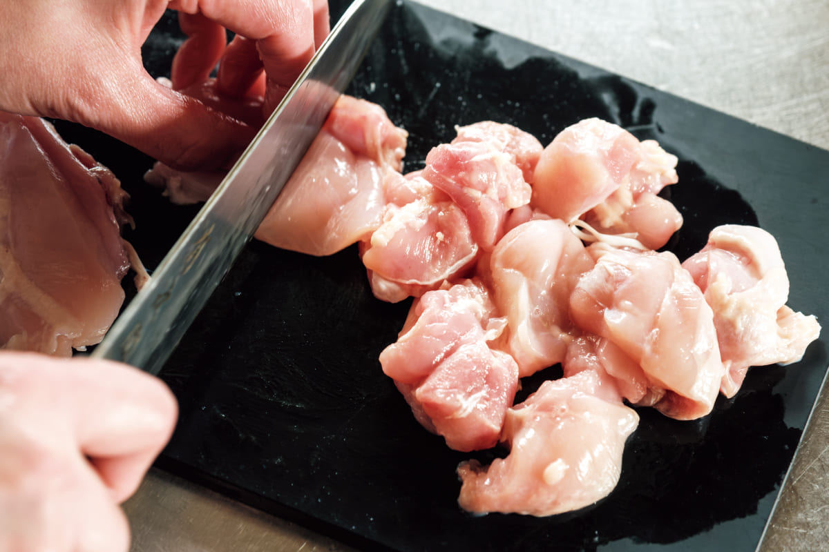 鶏ももを切っている様子