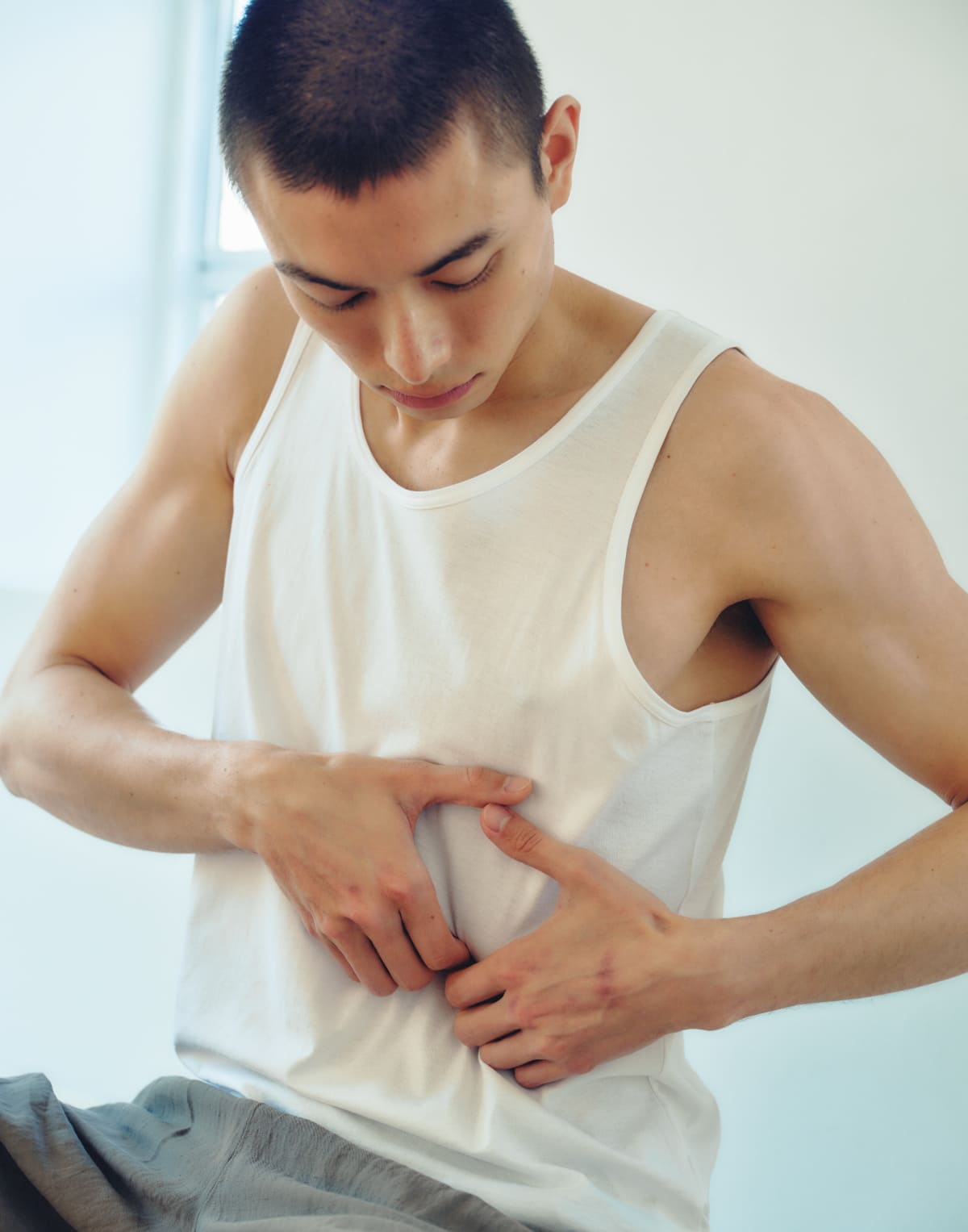 お腹のツボを刺激を刺激している様子