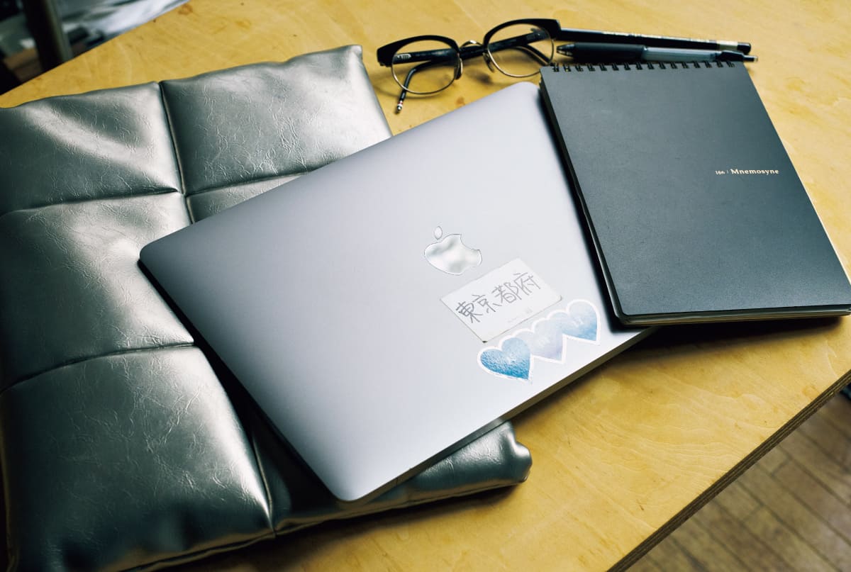 仕事で使用しているPCやノート・メガネなどの私物
