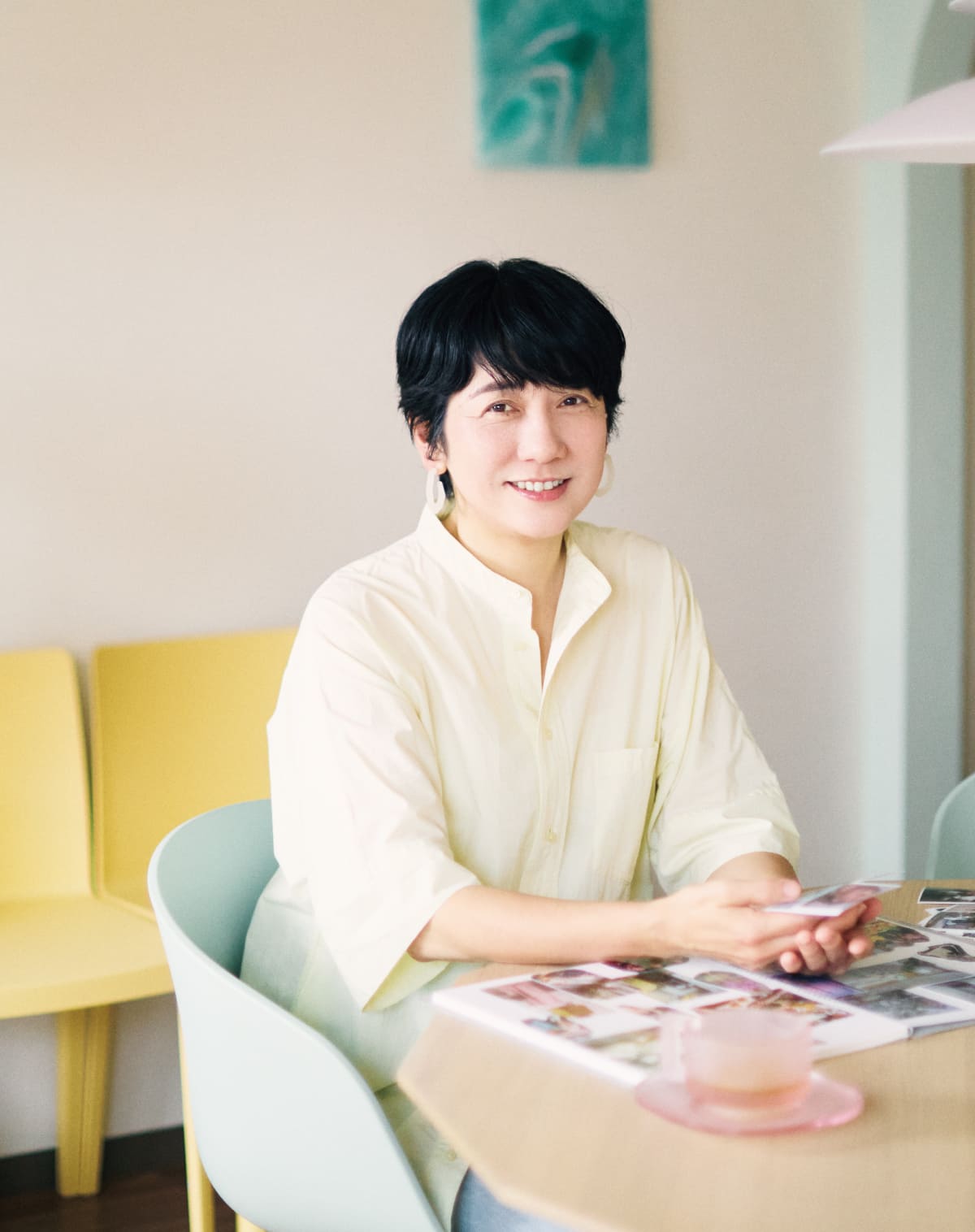 影山桐子さんがデスクで仕事をしている様子