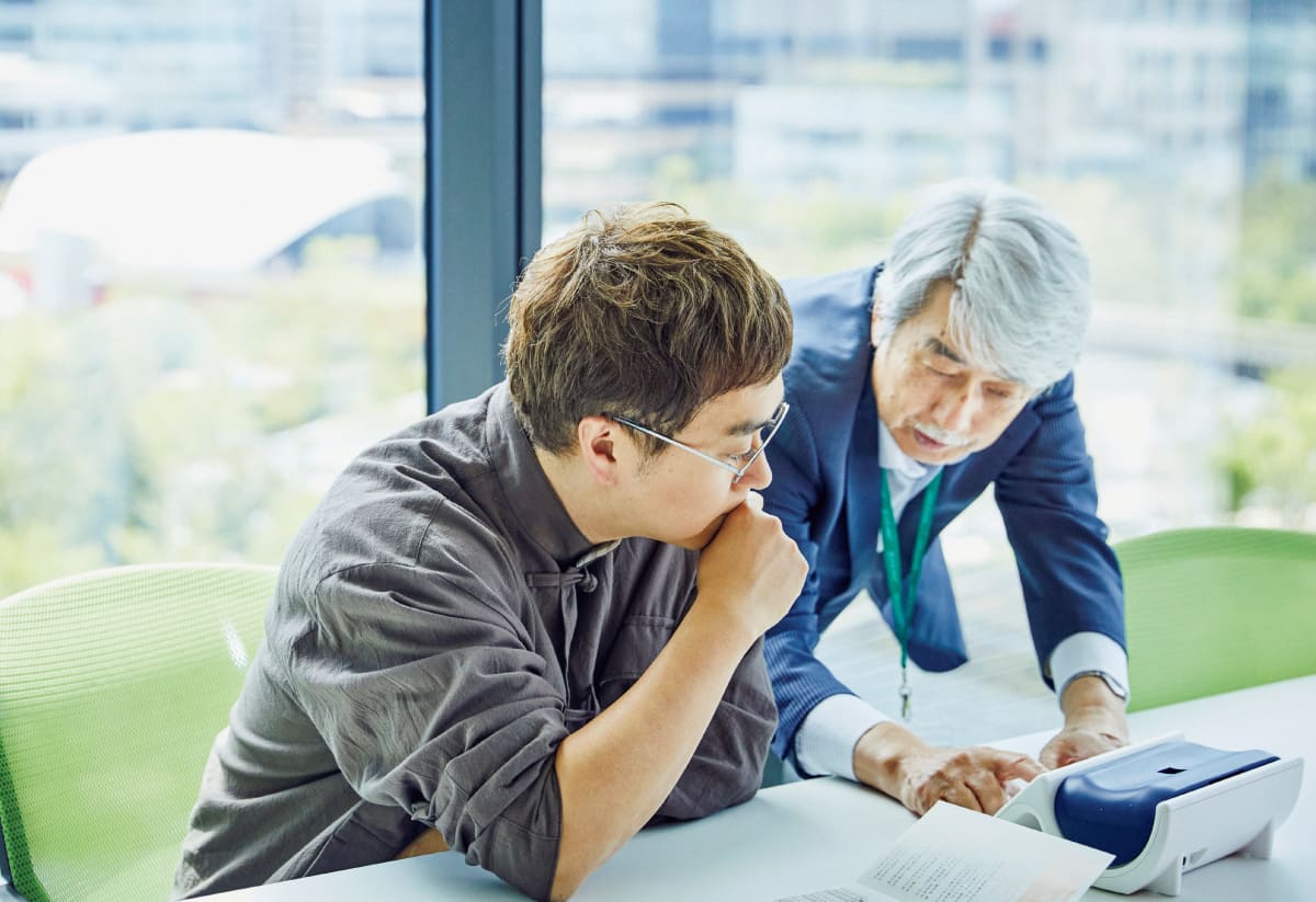 蛍光分光方式という技術で皮膚や皮下の血管に蓄積されているAGEsを計測する様子