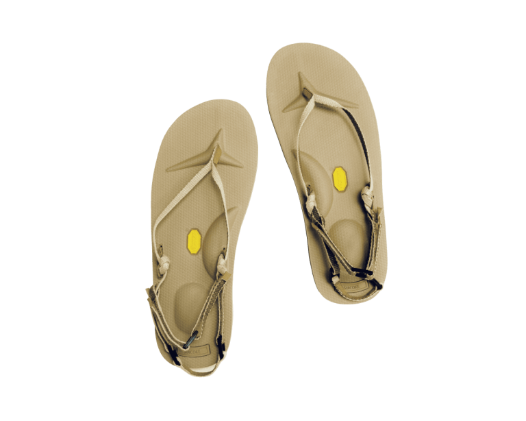 わらじの知恵を現代に。〈CALEDOOR × SUICOKE〉のサンダル。