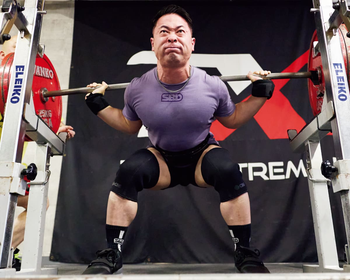 佐竹優典(パワーリフティング)バーベルを持ち上げている姿