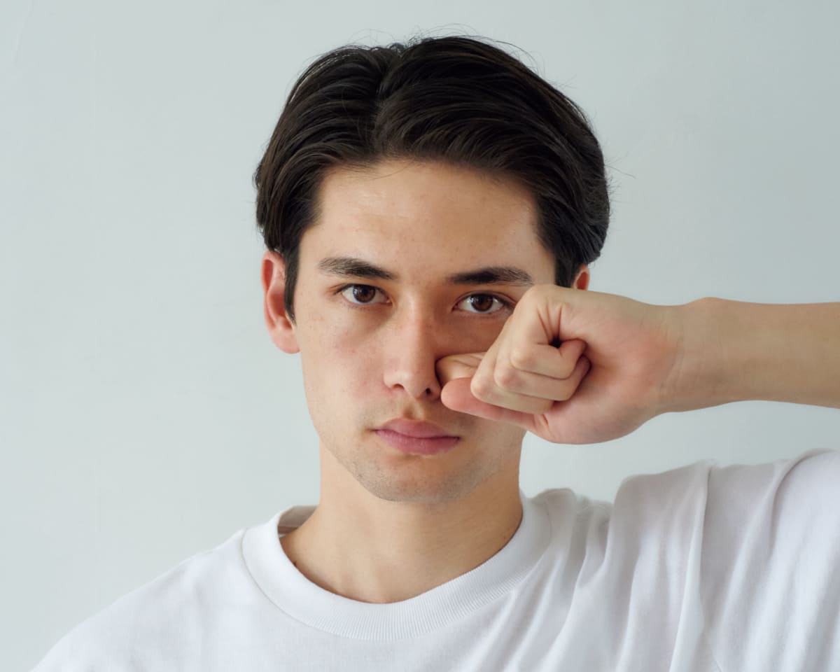 上唇鼻翼挙筋に押し込んでいる様子