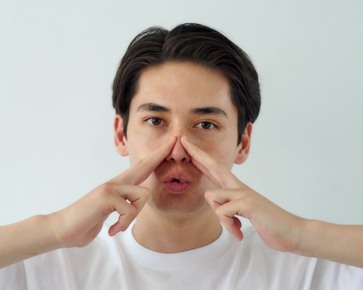 人差し指と中指を使って鼻翼をきゅっとつまむ様子