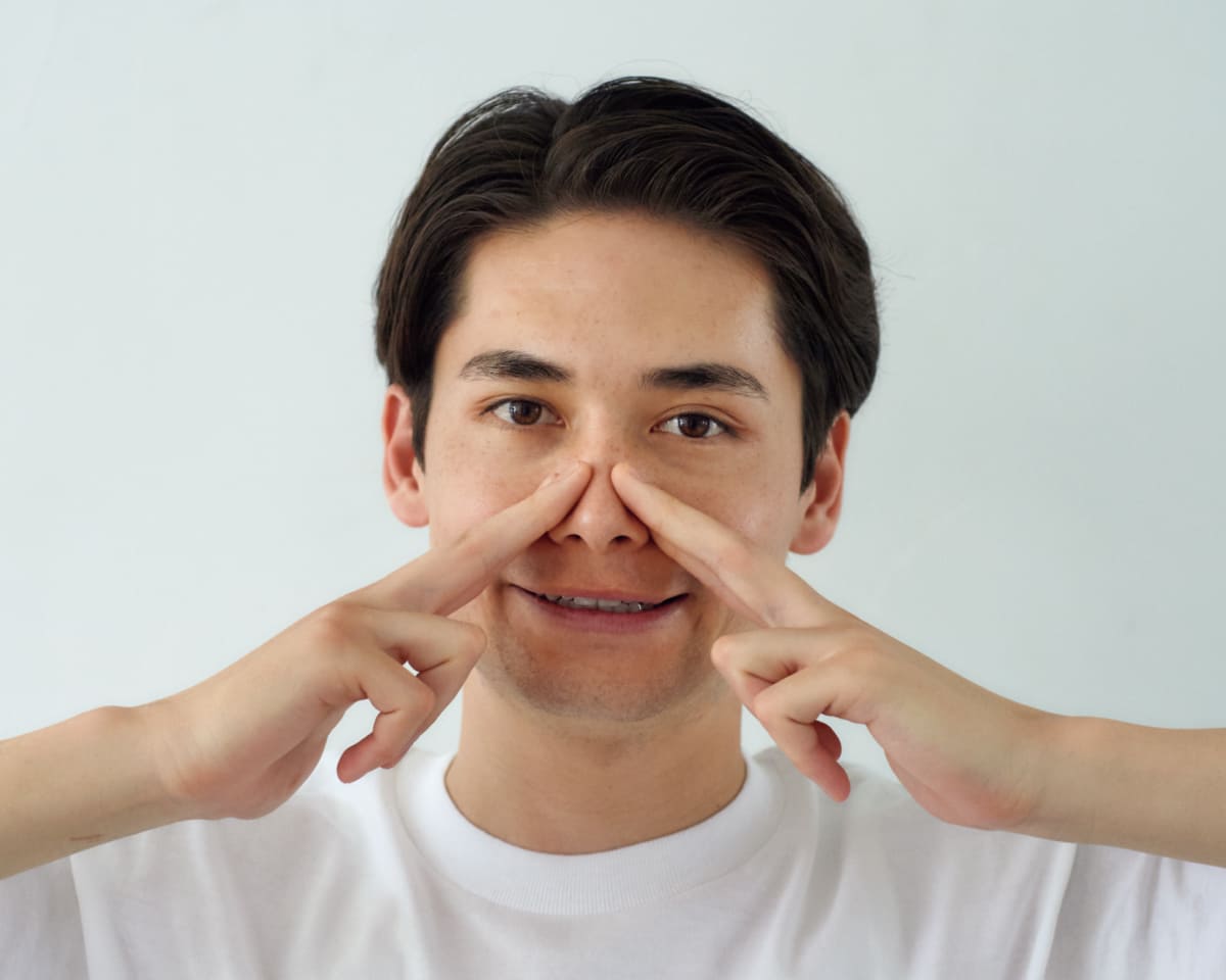 人差し指と中指を使って鼻翼をきゅっとつまむ様子
