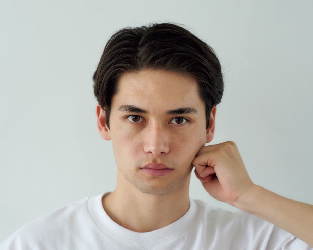 頬をぐーで上下する様子