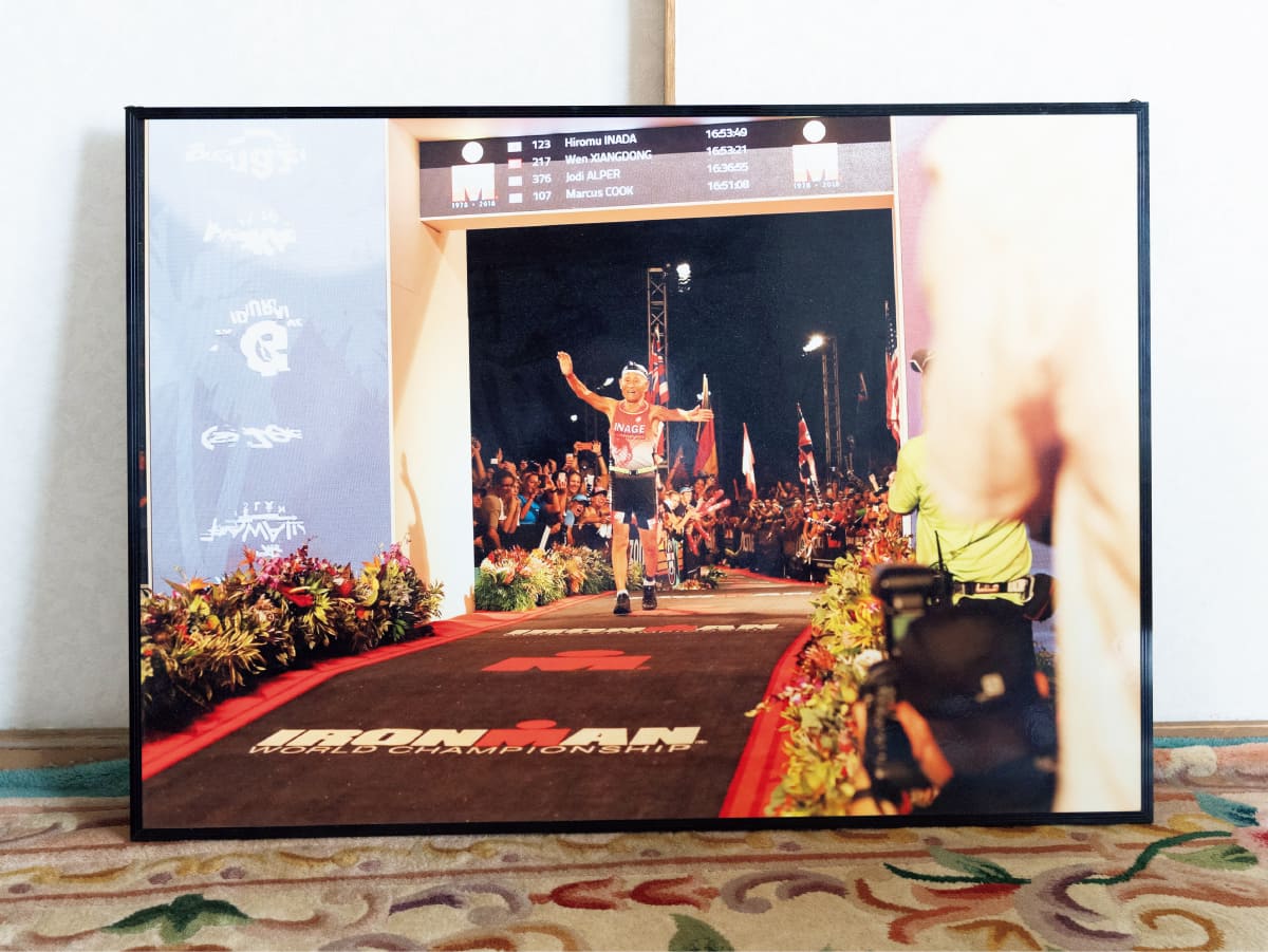 世界最高齢完走のギネス記録を達成した、ハワイでのアイアンマン世界選手権のゴールの瞬間の写真