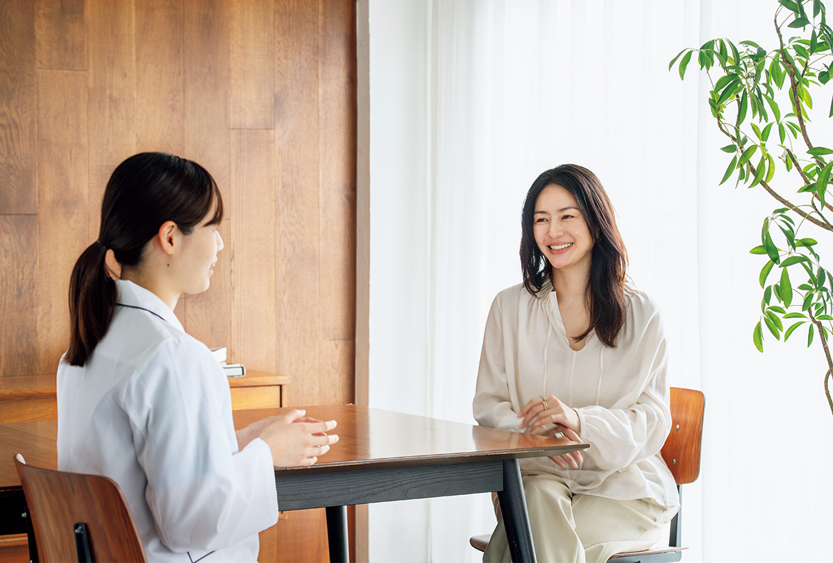 俳優・井川遥さん×〈ファンケル〉研究員・下段 詩絵理さんの会話している様子