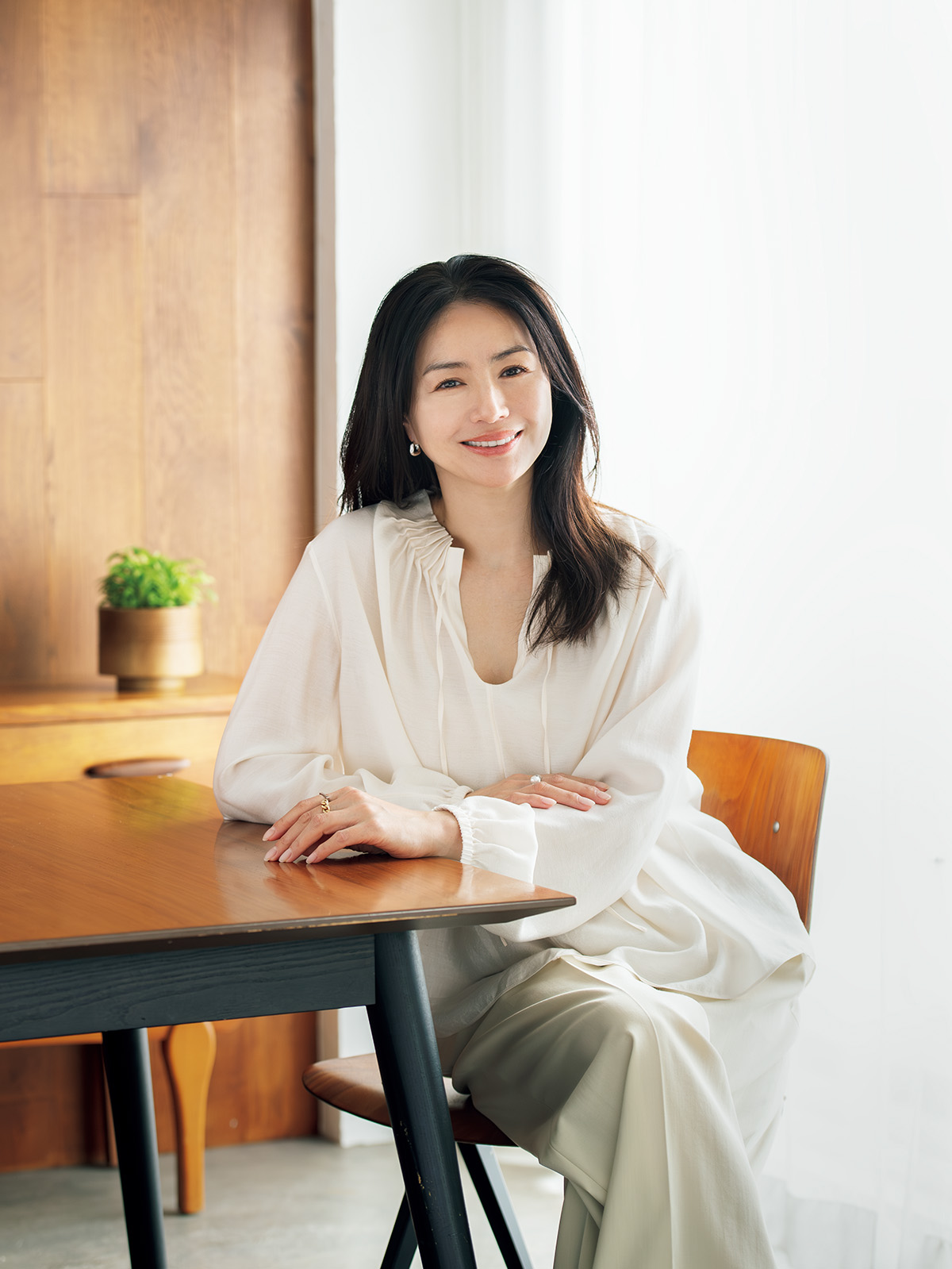 俳優・井川遥さんの微笑んでいる様子
