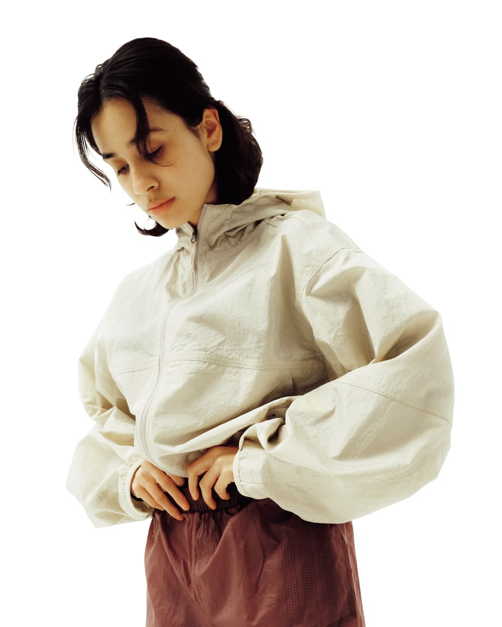 〈ADIDAS〉のジャケットで、街もランもシームレスに。